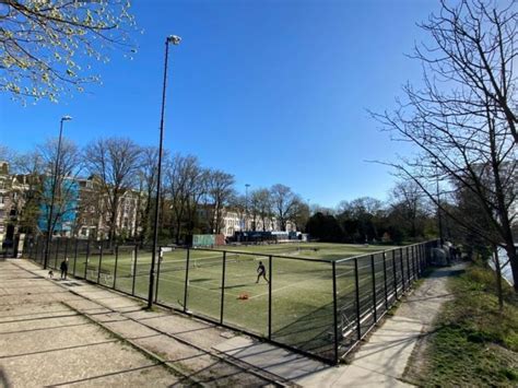 Tennis in Amsterdam: verenigingen, stadsbanen en tenniswinkels.